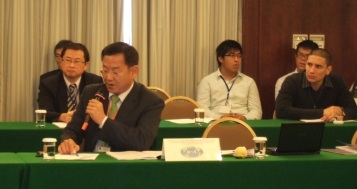 제10차 APEC 회의에서 질의중인 환실련 이경율 대표