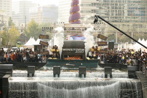 GM 대우는 10월 24일 서울 청계광장에서 2010년형 윈스톰 출시 기념 '윈스톰 탐험 프로젝트'를 펼쳐 많은 참가자들이 황금을 찾아 벌이는 '황금 레이스' 이벤트에 참가해 뜨거운 관심을 보이고 있다.