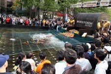 GM 대우는 10월 24일 서울 청계광장에서 2010년형 윈스톰 출시 기념 '윈스톰 탐험 프로젝트'를 펼쳐 많은 참가자들이 황금을 찾아 벌이는 '황금 레이스' 이벤트에 참가해 뜨거운 관심을 보이고 있다.