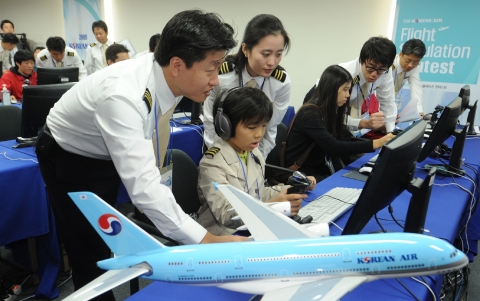 대한항공이 10월 25일(일) 서울공항 에어쇼 행사장에서 제 4회 &#039;2009 플라이트 시뮬레이션 콘테스트&#039;를 개최했다. 이날 행사에는 120여명의 사이버 파일럿이 참가해 가상공간에서 여객기 조종 실력을 겨뤘다. 사진은 대회에 참가한 최연소 참가자 손현서 어린이(8세)가 진지한 모습으로 경기에 참가하고 있는 모습.