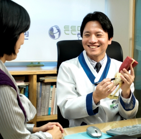 갱년기 여성을 상담 중인 튼튼마디한의원 심우문 원장