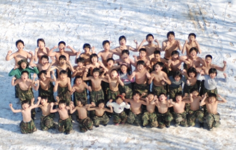 지난해 겨울방학에 해병대캠프 4박5일 과정에 참가한 청소년과 어린이들이 설원에서 화이팅을 외치고 있다