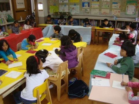 경기도 광주 남한산 초등학교 학생들이 명화판화 체험학습을 하고있다