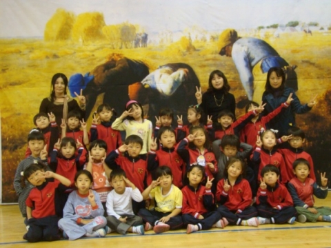 경북 칠곡 장곡초등학교 병설 유치원생들이 체험학습후 밀레의<이삭줍기>대형그림앞에서 기념사진을 찍고있다