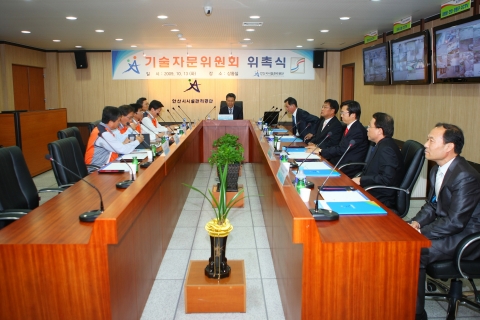 안산시시설관리공단(이사장 김현준)은 12일 기술자문위원의 위촉장 수여 후 안전한 시설관리와 쾌적한 환경을 조성하는데 최선의 노력을 다해줄 것을 당부하고 있다.