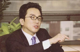 김앤장 제프리존스 변호사와의 인터뷰중인 유아이에너지CEO&회장 최규선(프랑스의 유명잡지 오일앤가스 저널 2009년 판)