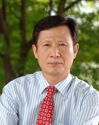 테마수필 회장 김영태씨