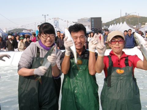 방어 잡고 기념 촬영