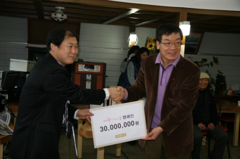 롯데홈쇼핑 사회복지공동모금회에 불우이웃돕기 성금 3,000만원 기탁
(좌측부터 사회복지공동모금회 오세헌 부장, 롯데홈쇼핑 영업본부 신재우 전무)
