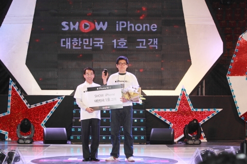 KT 김우식사장(사진 왼쪽)과 대한민국 1호 아이폰 개통 고객(허진석)이 쇼 아이폰 개통 행사장에서 기념 촬영을 하고 있다.