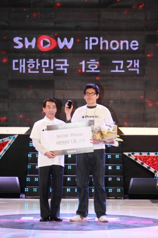 KT 김우식사장(사진 왼쪽)과 대한민국 1호 아이폰 개통 고객(허진석)이 쇼 아이폰 개통 행사장에서 기념 촬영을 하고 있다.