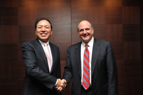 Yoon-Woo Lee (Left), Vice Chairman and CEO, Samsung Electronics shakes hands with Steve Ballmer, CEO