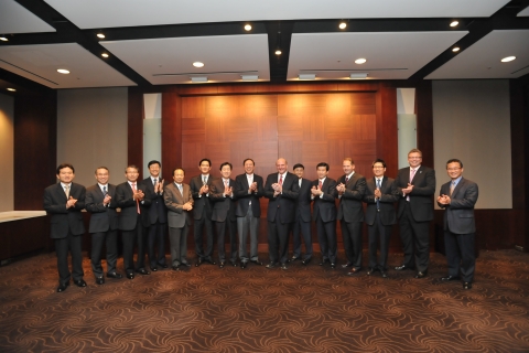 Executives of Samsung Electronics and Microsoft applaud during a meeting at the Shilla Hotel in Seou