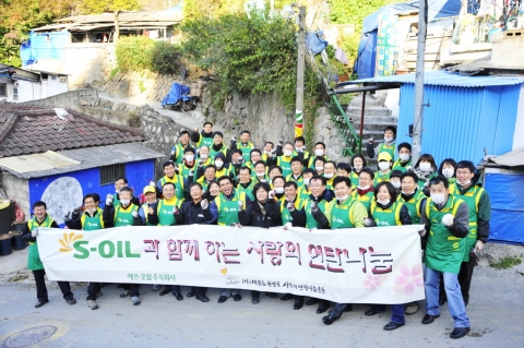 기습 한파가 닥친 3일 오전, S-OIL 사회봉사단이 서울시 서대문구 홍제3동 ‘개미마을’을 찾아 저소득 가정에 연탄 400장씩을 직접 배달하는 봉사활동을 펼쳐 어려운 이웃들의 따뜻한 겨울나기 채비를 도왔다.S-OIL은 이날 ‘따뜻한 한반도 사랑의 연탄나눔 운동본부’에도 연탄 4만장을 기부했다.