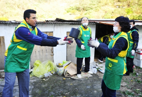 S-OIL 아흐메드 A. 수베이 CEO(사진 왼쪽)가 S-OIL 사회봉사단원들과 함께 3일 오전 서울시 서대문구 홍제3동 ‘개미마을’에서 ‘사랑의 연탄나눔’ 봉사활동을 펼치고 있다.