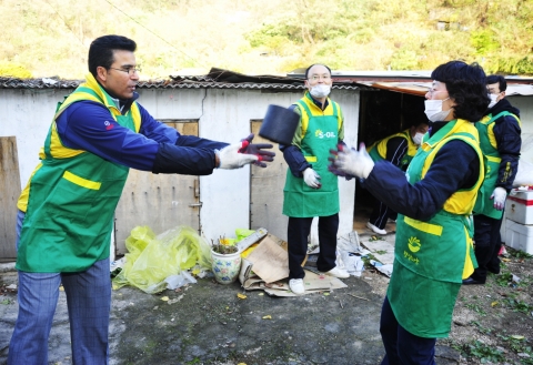 S-OIL 아흐메드 A. 수베이 CEO(사진 왼쪽)가 S-OIL 사회봉사단원들과 함께 3일 오전 서울시 서대문구 홍제3동 ‘개미마을’에서 ‘사랑의 연탄나눔’ 봉사활동을 펼치고 있다