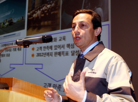 GM DAEWOO 마이크 아카몬(Mike Arcamone) 사장이 취임 1개월을 맞아 경영현황설명회를 통해 회사 전 사업장의 임직원을 만나 격려하고 자신의 경영철학과 포부를 밝히며 본격적인 경영행보에 박차를 가한다. 아카몬 사장은 3일, GM DAEWOO 군산사업장을 방문해 라세티 프리미어 생산현장을 점검하고 경영현황설명회에서 새로운 기업문화를 바탕으로 경영을 혁신할 것을 강조했다.