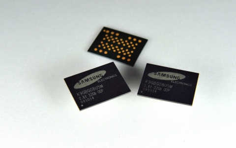 삼성전자가 새로 개발한 0.6mm 적층집 기술을 적용한 32GB 낸드플래시 적층칩