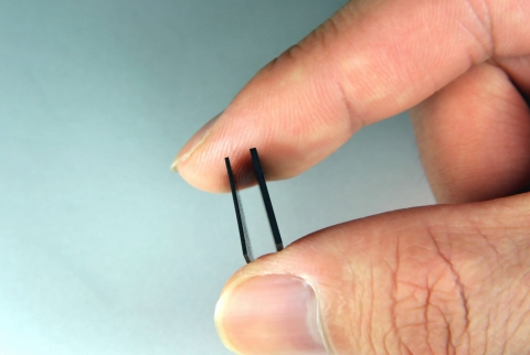 기존 1mm 두께의 낸드플래시 적층칩과 이전에 개발한 0.6mm 적층칩의 두께를 비교하는 모습