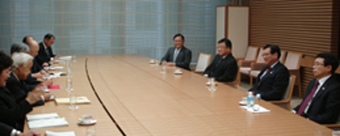 전경련은 4일 일본 경단련 회관에서 일본경제단체연합회와 공동으로 ‘제4차 한일 관광협력회의’를 개최했다. 이날 회의에서 한•일 경제계는 양국의 기업들이 그동안 한•일 관광교류 활성