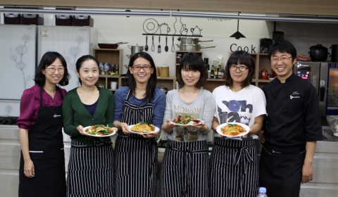 현장실습을 나온 서울여대 식영과 학생들이 손수 만든 버섯샐러드와 씨푸드 스파게티를 이 대학 식영과 이경은교수(사진 맨 왼쪽)와 CJ프레시웨이 강민석 요리사(사진 맨 오른쪽) 사이에서 들어보이고 있다.