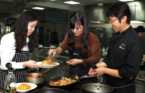 씨푸드 스파게티 조리 실습을 하고 있는 서울여대 식영과 학생들과 이를 지켜보고 있는 CJ프레시웨이 강민석 요리사(사진 오른쪽)
