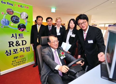 현대ㆍ기아자동차(회장 정몽구)는 5일(목) 경기도 화성시 롤링힐스에서 『제5회 현대-기아자동차 시트 R&D 심포지엄』을 개최했다고 밝혔다. 김승일 현대기아차 차량개발3센터장(부사장
