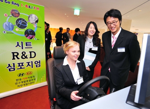 협력사에서 참가한 한 외국인 여성이 네비게이션의 방향정보를 시트의 진동으로 알려주는 신기술이 적용된 '햅틱 인터렉션 시트(Haptic Interaction Seat)