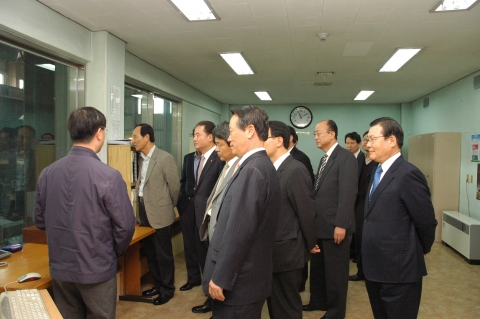 화보협회 부설 방재시험연구원 시찰(맨 오른쪽 권처신 사장(제일화재))
