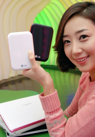 LG전자 모델이 세련된 디자인을 강조한 2.5인치 외장 하드디스크드라이브 'XD5 Mini'를 선보이고 있다. 제품 가격은 320기가바이트가 10만원대, 500기