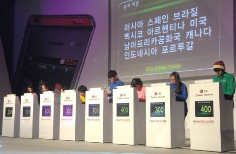 결승전 모습, 왼쪽부터 스쿨리그팀 대표 정보라 양(17세.해성여고), 유설화 양(18세.덕산고), 하목민 양(17세.은광여고), 강석원 군(18세.불암고), 연예인 대표 윤형빈, 