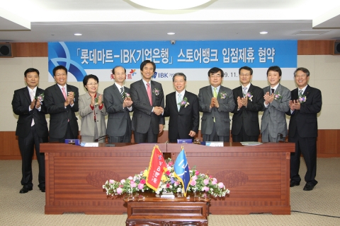 9일 서울 중구 기업은행 본점에서 윤용로 기업은행장(사진 오른쪽 다섯 번째)과 노병용 롯데마트 대표이사(〃 여섯 번째)가 365일 연중무휴(설․추석 당일 제외) 은행 지점인 ‘IB
