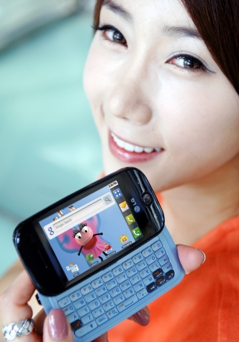 LG전자 모델이 SNS기능을 강화한 안드로이드폰 'LG GW620'을 선보이고 있다.