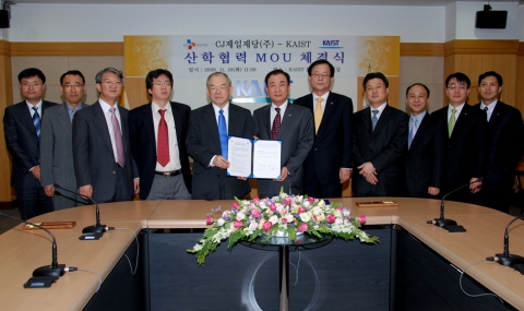CJ제일제당 김진수 대표이사(오른쪽)와 서남표 KAIST 총장이 10일 대전 KAIST에서 기초기술 연구 상생협력을 위한 업무협정 체결식을 갖고 기념촬영을 하고 있다.