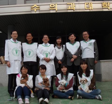 가수 니콜 ‘동물매개 봉사활동’ 실습...건국대 수의과대, 동물매개 치료제도 도입 국회 토론회