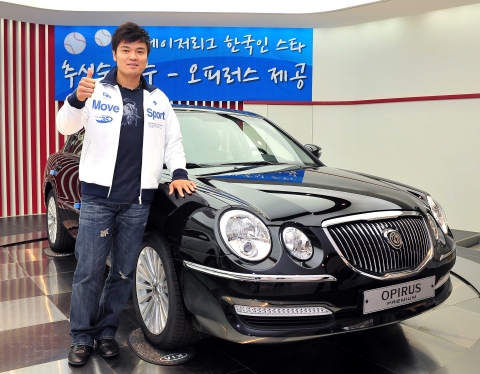 추신수 선수가 오피러스와 포즈를 취하고 있는 모습.