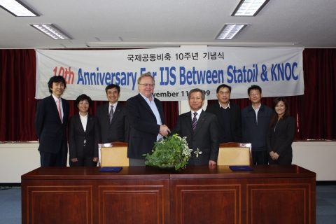 Statoil사 Mr.Berentsen(가운데 좌측) 과 김승회 여수지사장(가운데 우측)이 악수하는 장면