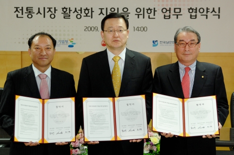 11일 오후 비씨카드 본사 대회의실에서 비씨카드 장형덕 대표이사(우측)와 중소기업청 홍석우청장(중앙) 전국상인연합회 최극렬 회장은 업무협약을 체결하고 전통시장 카드 단말기 보급, 