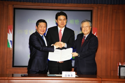 KT와 ㈜경남무역은 11일 KT 이석채 회장과 김태호 경남도지사및 주요관계자 50명이 참석한 가운데 농산물 생산 및 판매와 관련된 Green IT 구축사업을 위한 전략적 제휴식을 