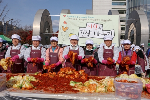 좌로부터 한국산업은행 정인성 부행장, 한국산업은행 이승문 감사, 감사 부인, 산은금융지주 민유성 회장, 회장 부인, 한국산업은행 김영기 수석부행장, 수석부행장 부인