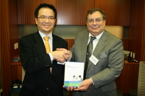 김홍선대표 (왼쪽)과 Peter Radatti 사이버소프트 사장(오른쪽)