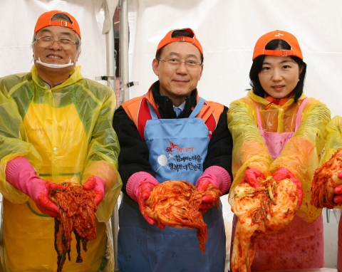 구자영 SK에너지 사장(사진 왼쪽 두번째)과 임직원 및 일반 자원봉사자 200여명이 대학로 마로니에 공원에서 &#039;행복나눔 김장행사&#039;를 열었다.(사진 왼쪽부터 차선각 YMCA부이사장, 구자영 SK에너지 사장, SK에너지 임직원)