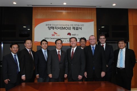 사진은 김신배 부회장(왼쪽에서 네번째)와 짐 화이트허스트 레드햇 사장(왼쪽에서 다섯번째), 정재현 SK C&C 인더스트리 사업부문 부사장(왼쪽에서 세번째), 게리 매서 레드햇 AP