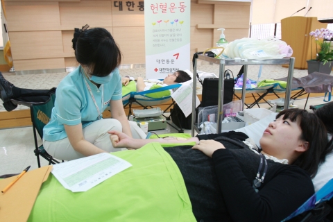 아시아나항공 임직원들이 최근 신종플루 때문에 헌혈이 급격히 감소하여 수혈용 혈액이 부족하다는 소식이 전해지자 16일(월) 강서구 오쇠동 아시아나타운에서 헌혈을 실시하고 있다.