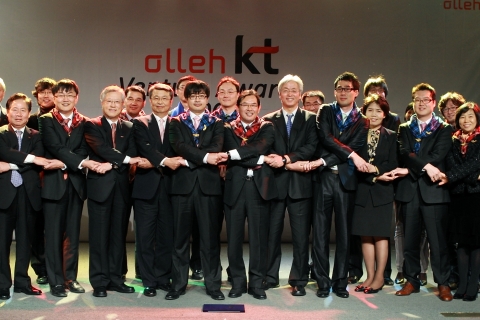 벤처어워드에 참가한 수상팀들과 KT CEO, 외부인사들의 단체사진