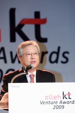 벤처어워드 시상식 중 축하인사를 전하고 있는 KT 이석채회장