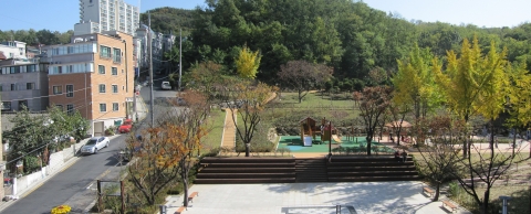 공사후 : 자연지형을 최대로 이용한 계단식 공간 조성 및 순환산책로 조성