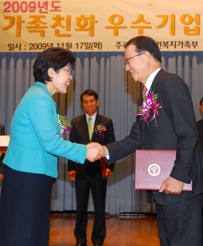 17일 대한상공회의소 국제회의장에서 열린 ‘2009년 가족친화우수기업 인증식’에서 윤영두 아시아나항공 사장(사진 오른쪽)이 전재희 보건복지가족부 장관(사진 왼쪽)으로부터 가족친화우