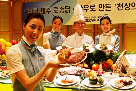 대한항공이 기내식 제조 및 서비스 분야의 세계 최우수업체로 선정됐다. 대한항공은 18일 기내식 분야의 세계적 권위지인 ‘팩스 인터내셔널’이 전 세계 항공사 및 기내식 제조업체를 대
