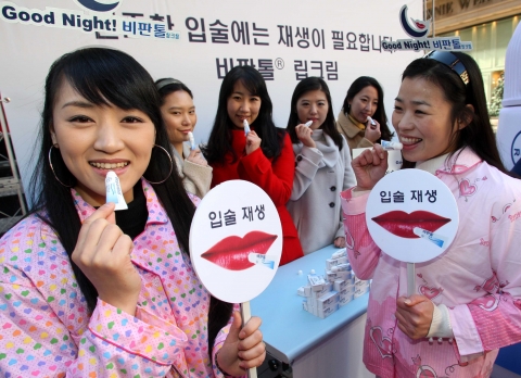 바이엘 헬스케어는 입술이 건조해지기 쉬운 겨울철을 대비해 직장인들을 대상으로 입술 관리를 위한 <굿나잇 비판톨 캠페인>을 진행한다. 바이엘 헬스케어의 입술 전용 크림인 